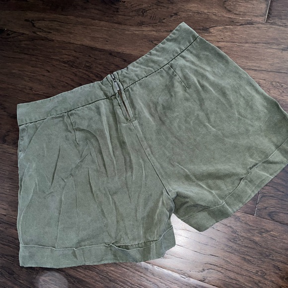 Size 4 women’s green shorts - Picture 2 of 3